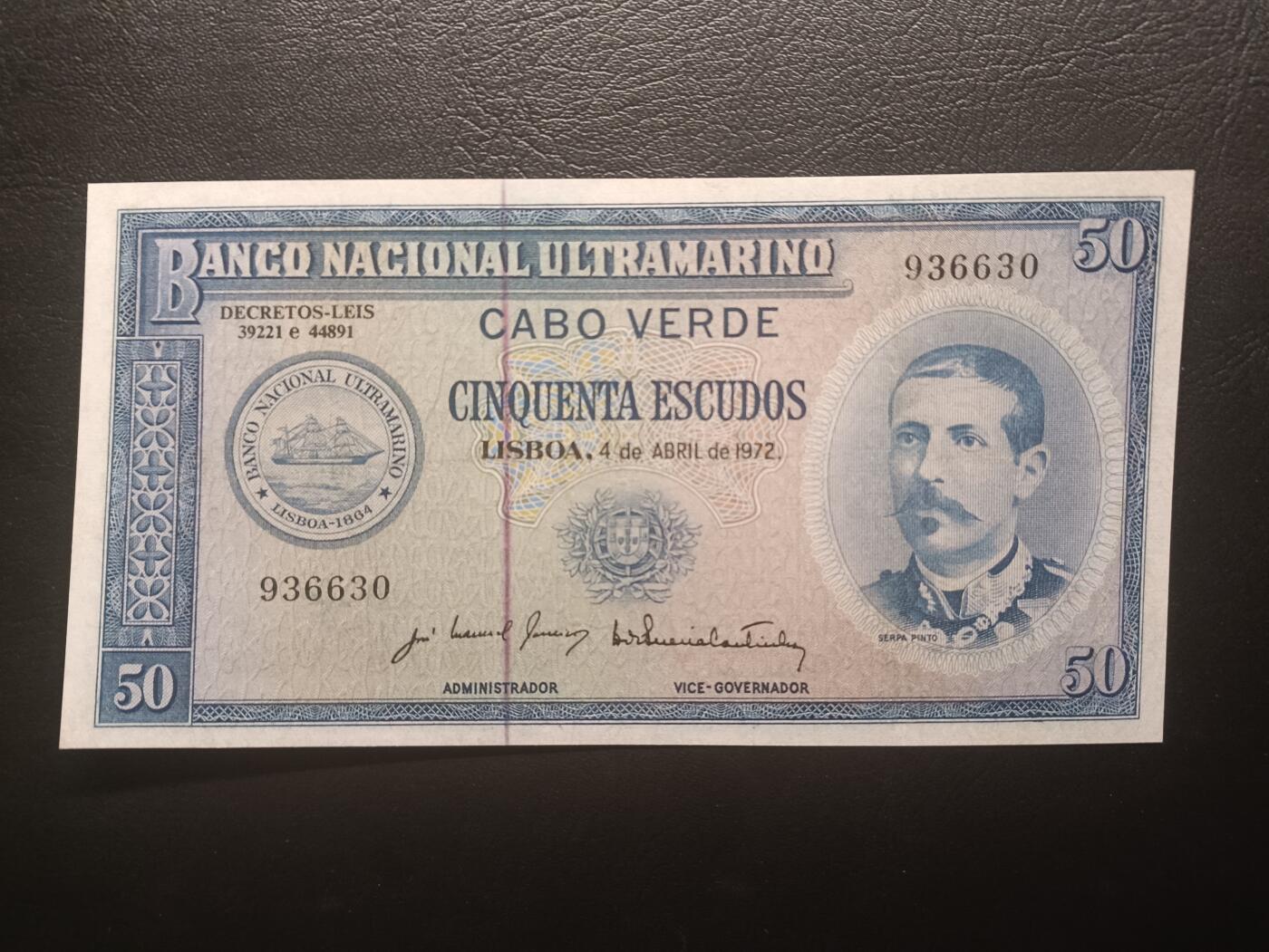 2025八月第二期（总187期） 葡属佛得角1972年50埃斯库多AUNC无47背面图案有磨损，品托总督和大西洋银行经典的女性目送船队出海图案，稀有殖民地品种