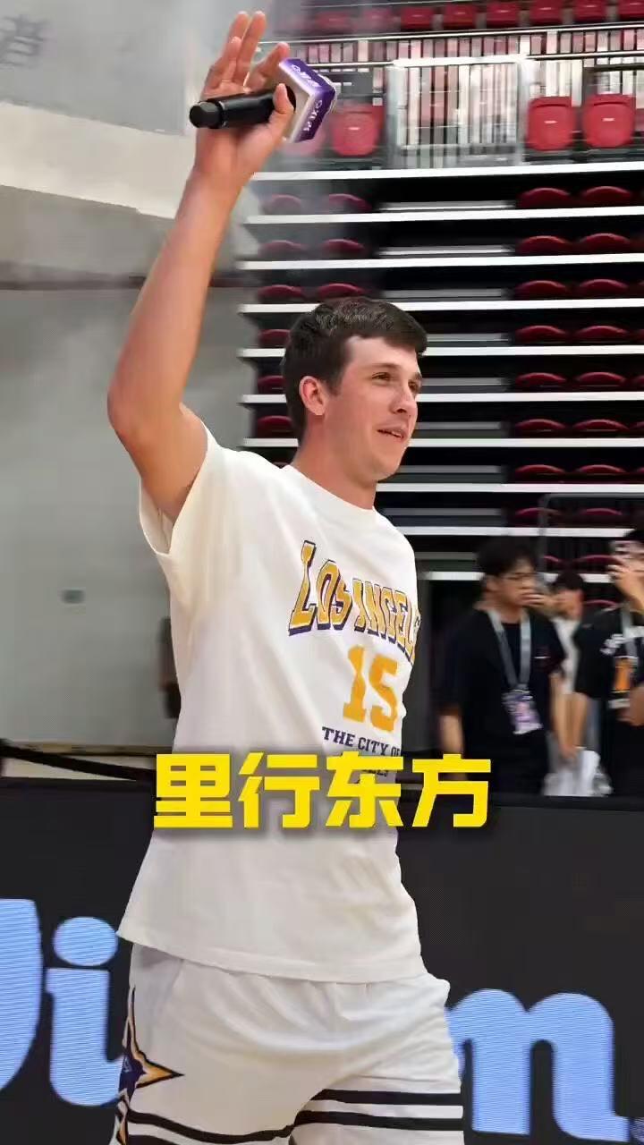 零元拍：奥斯汀·里弗斯（Austin Reaves）亲笔签名准者里弗斯一代AR1洛杉矶周末配色。2025年中国行8月2日至6日依次到访中国厦门、深圳和中国香港，举行了VIP球迷见面会和球迷嘉年华~  