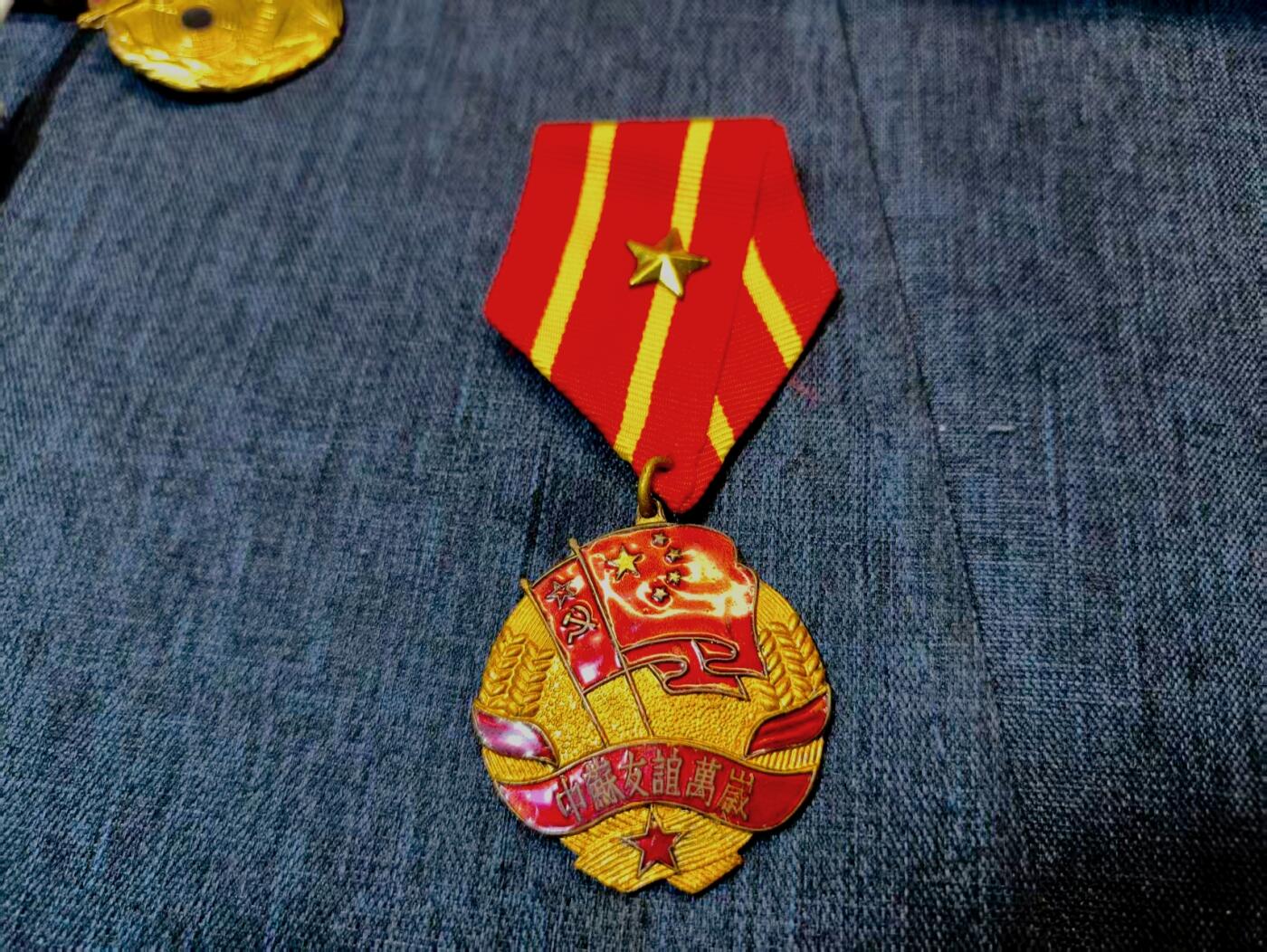 罗岚⭐爱藏⭐精品专拍-分享拍场赚佣金 苏中友谊万岁勋章 君版（颁发给援建君威工程的苏联专家等） 铜质鎏金镶珐琅材质（因珐琅成色过好导致曝光过亮）