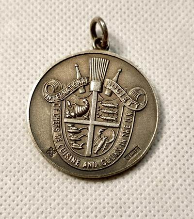 甄臻铺-世界币章拍卖（第28期），送拍享返佣金等优惠多多 1959年英国Torquay国际美食节纪念银章，双面浮雕工艺，正面是盾形纹章，背面是烹饪工具图案，重15.6g，直径33mm