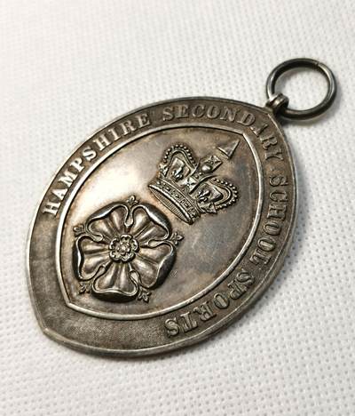 甄臻铺-世界币章拍卖（第28期），送拍享返佣金等优惠多多 英国1936年汉普郡女子学校220码赛跑纪念章，银质，正面皇冠和十字架图案，背面刻有