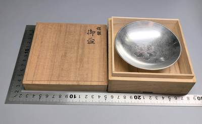 小驴勋章奖章收藏8月9日星期六晚18点拍卖（有偿代拍送拍规则在简介最后，店主微信码在最后一拍品，参拍须阅读规则后再参拍，关系到运费包装发货时效真假辨别等关键信息，送拍规则在介绍最后面） - 日本桐花图案纯锡金属酒杯带桧木盒