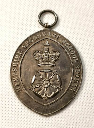 甄臻铺-世界币章拍卖（第28期），送拍享返佣金等优惠多多 英国1936年汉普郡女子学校220码赛跑纪念章，银质，正面皇冠和十字架图案，背面刻有