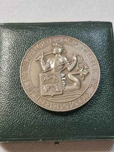 甄臻铺-世界币章拍卖（第28期），送拍享返佣金等优惠多多 1939年英国布里斯托尔港口委员会颁发的银质纪念章，直径50mm，重60.6g，丰饶角。正面是海神尼普顿手持三叉戟和盾牌，背面是布里斯托尔港口和船只，带原盒