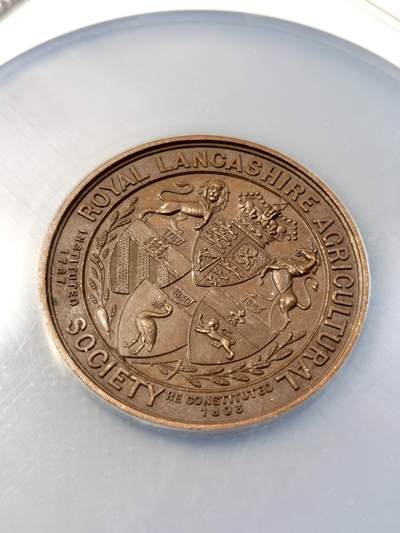 甄臻铺-世界币章拍卖（第28期），送拍享返佣金等优惠多多 NGC-MS63BN 1922年英国兰开夏农业学会Royal Lancashire Agricultural Society铜章，正面刻有英国皇家徽章和狮子独角兽图案，背面是农业女神手持麦穗和太阳光芒，环绕着