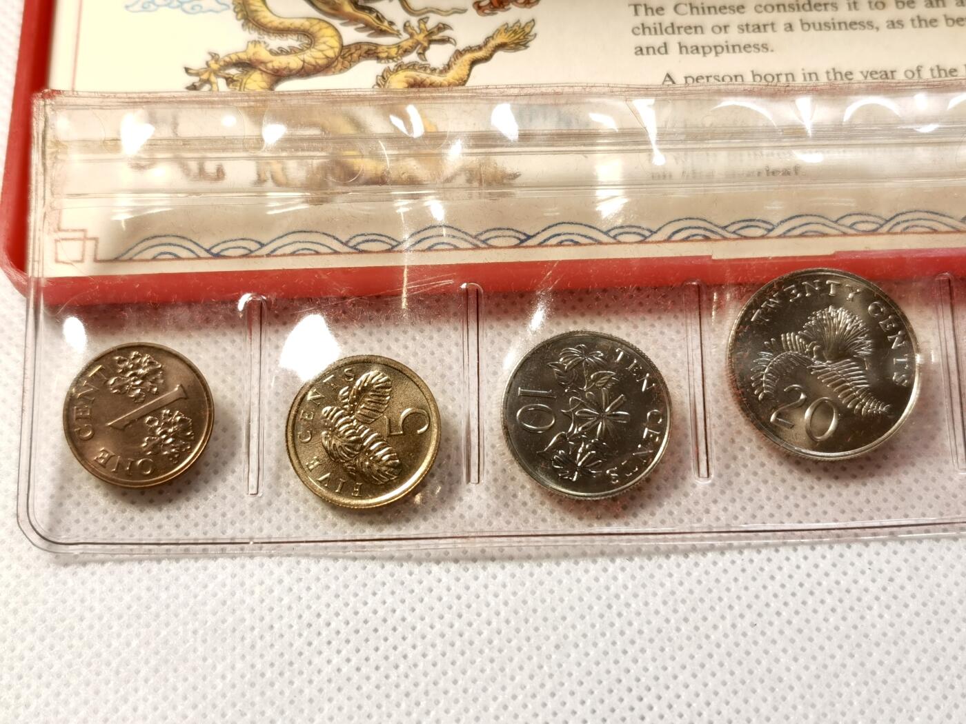 甄臻铺-世界币章拍卖（第28期），送拍享返佣金等优惠多多 1988年 新加坡 红盒龙年套币