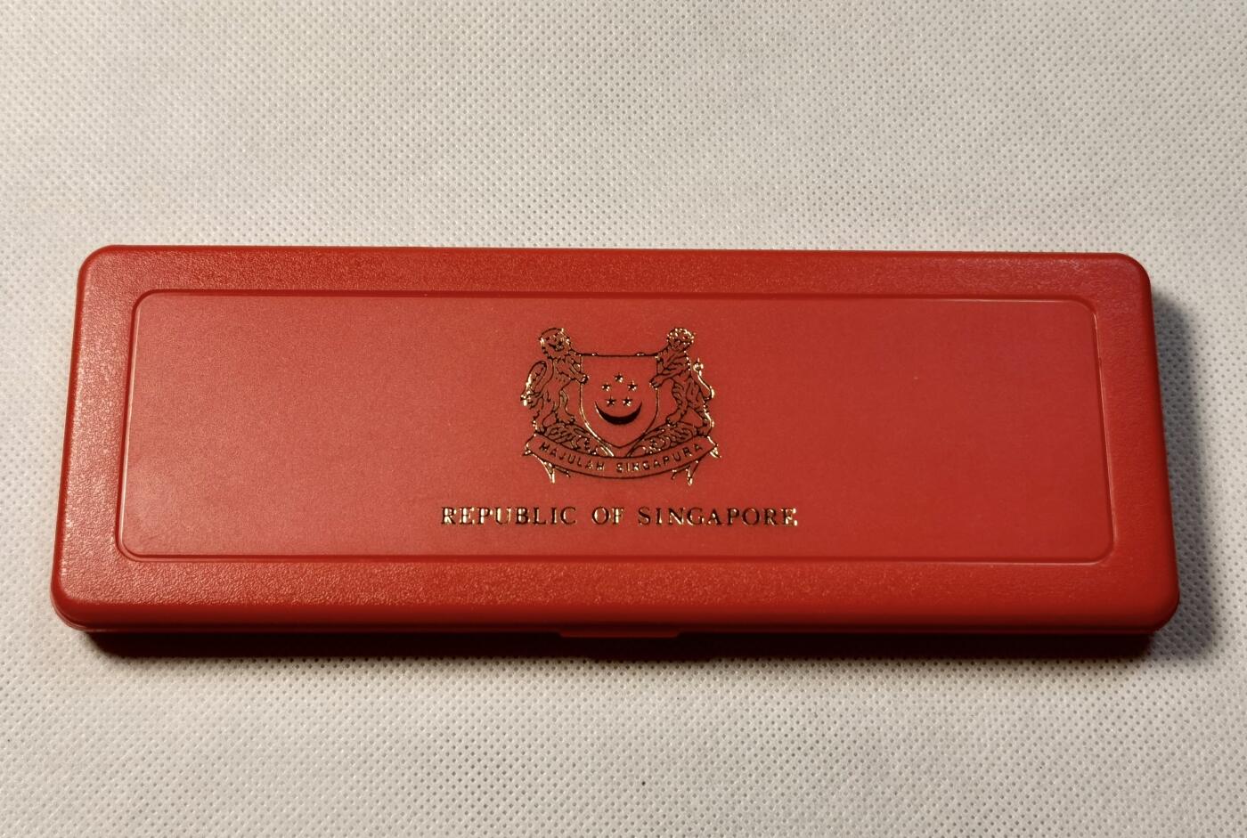 甄臻铺-世界币章拍卖（第28期），送拍享返佣金等优惠多多 1988年 新加坡 红盒龙年套币