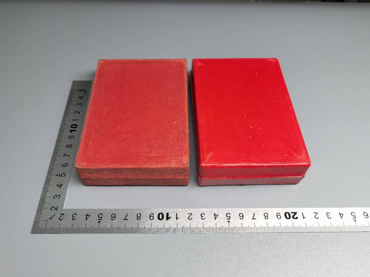 小驴勋章奖章收藏8月9日星期六晚18点拍卖（有偿代拍送拍规则在简介最后，店主微信码在最后一拍品，参拍须阅读规则后再参拍，关系到运费包装发货时效真假辨别等关键信息，送拍规则在介绍最后面） 苏联勋奖章红色纸盒一对
