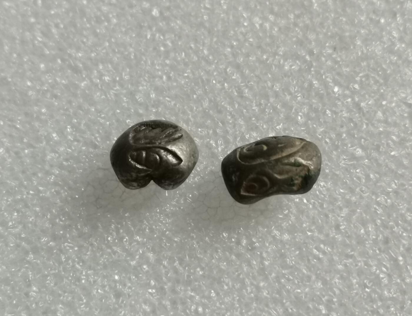 瓶子🏺第202期拍卖会  2个版本的象形戳记银锭  带海螺图案  早期象形戳记更形象更写实