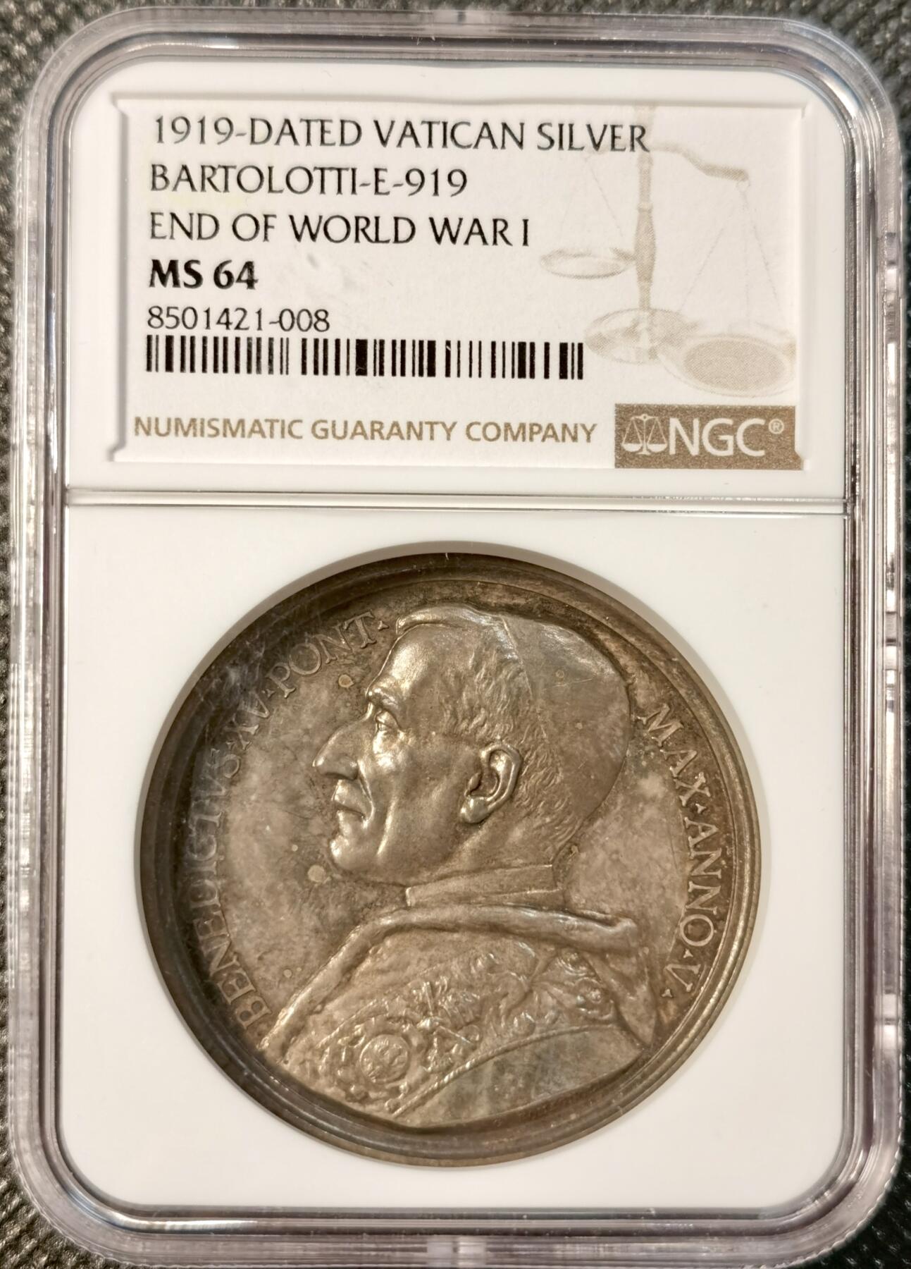 甄臻铺-世界币章拍卖（第28期），送拍享返佣金等优惠多多 NGC-MS64 1919年梵蒂冈本笃十五世纪念银章，Bartolotti手册编号E-919。正面是教皇本笃十五世侧面肖像，背面是耶稣施救一战伤员场景，刻工精美。直径44毫米，重约37克，品相完好，表面带银光，NGC唯一记录。