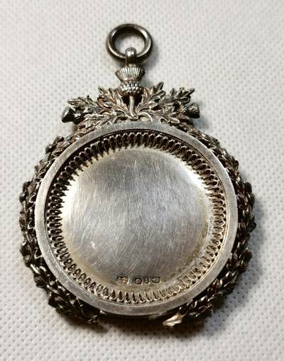 甄臻铺-世界币章拍卖（第28期），送拍享返佣金等优惠多多 1839年英国银章，四标全，出自知名银匠A.F之手，不算吊环长70mm宽54.5mm，厚7.5mm，重35.7g，底部有两片叶子脱落，影响不大