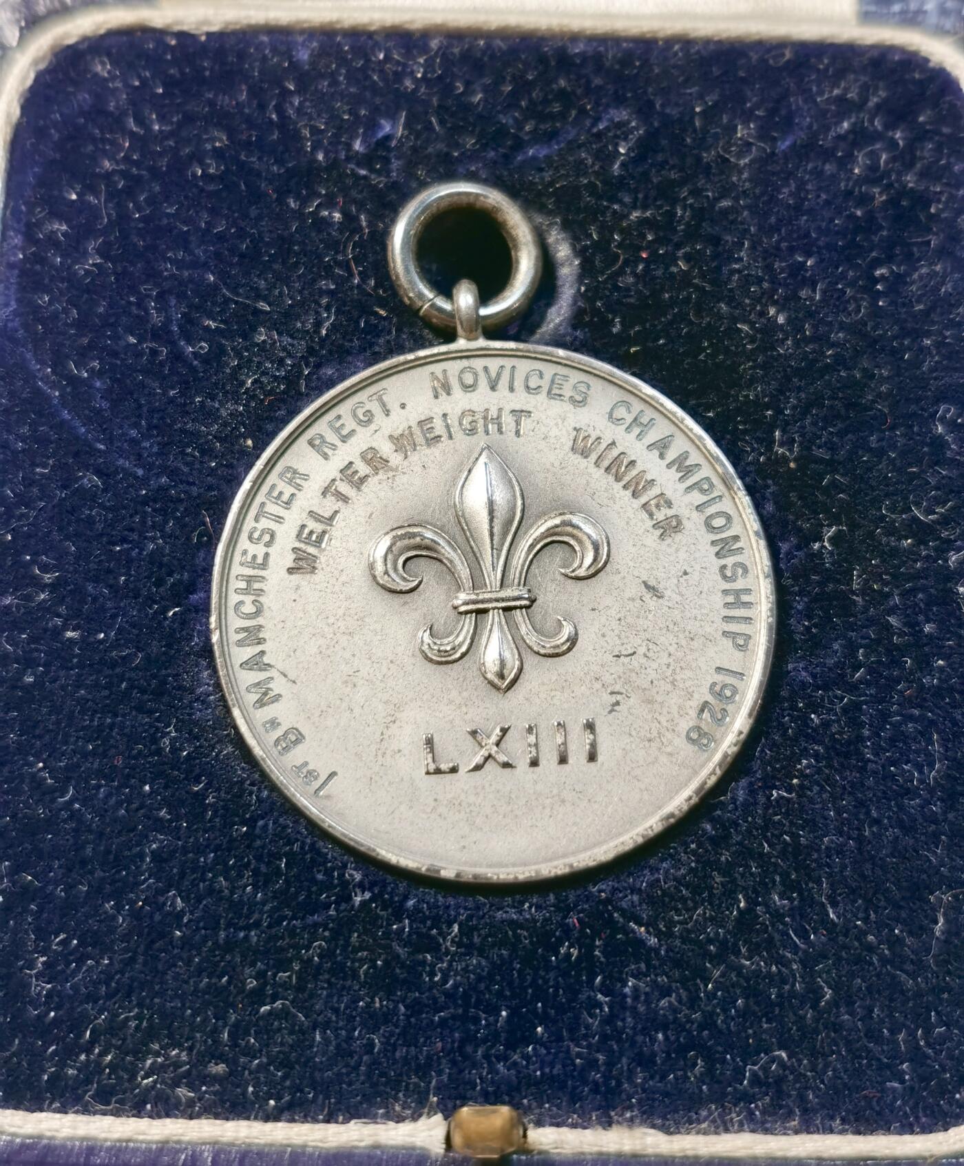 甄臻铺-世界币章拍卖（第28期），送拍享返佣金等优惠多多 1928年英国拳击比赛奖牌，正面是两个拳击手对战图案，背面是百合花图案和LXIII罗马数字。重20.4g，直径32mm。带原盒