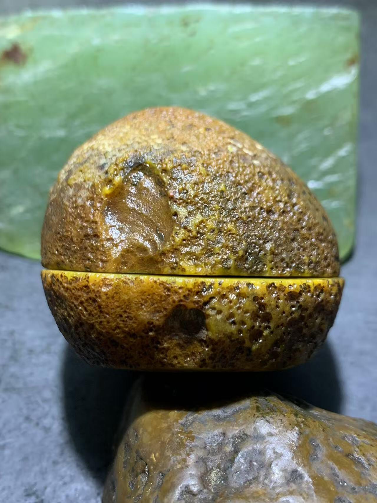 精美亚光原皮鸡油黄拉丝冰飘心战国红玛瑙对切原石摆件一对，