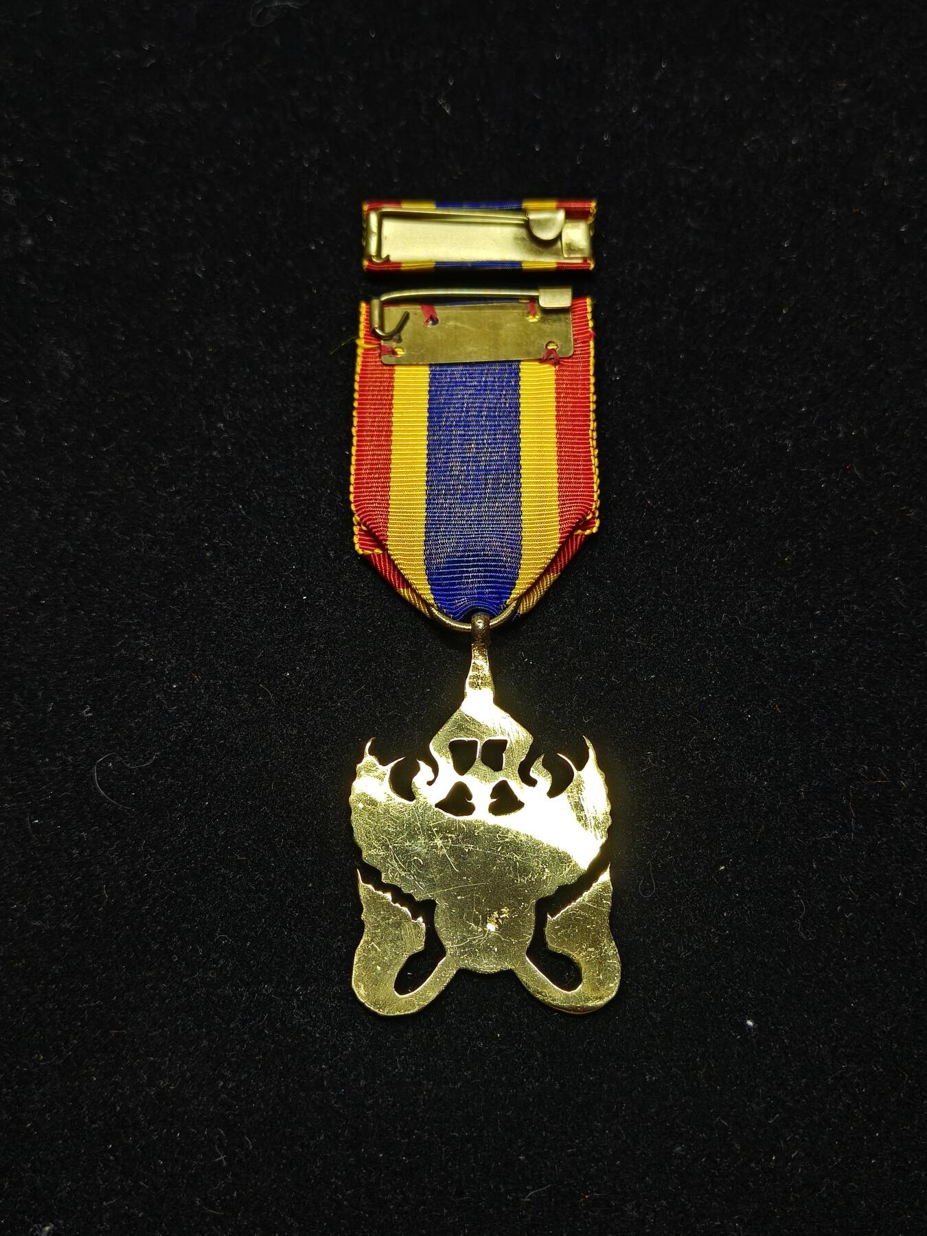 蜀地medal第10场精品专场拍卖 罕见 柬埔寨塞纳·贾亚塞德勋章  因出色的军事优点和巨大贡献而被授予。该奖项最早是纯黄金制作后改为铜镀金，并且由王室亲自授予。