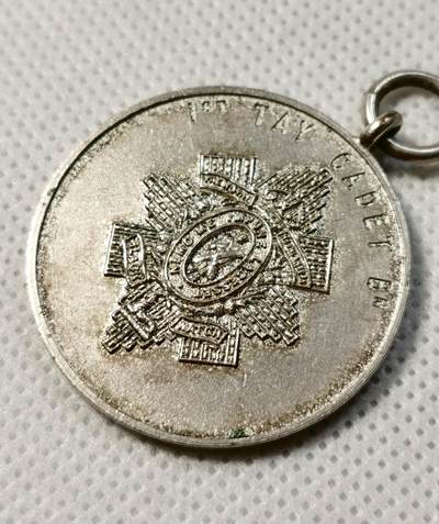 甄臻铺-世界币章拍卖（第28期），送拍享返佣金等优惠多多 英国皇家苏格兰黑卫士团射击冠军银奖章，正面罗马柱纹章，背面运动员场景，重15.5g，直径32mm。