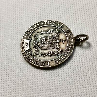 甄臻铺-世界币章拍卖（第28期），送拍享返佣金等优惠多多 1959年英国Torquay国际美食节纪念银章，双面浮雕工艺，正面是盾形纹章，背面是烹饪工具图案，重15.6g，直径33mm