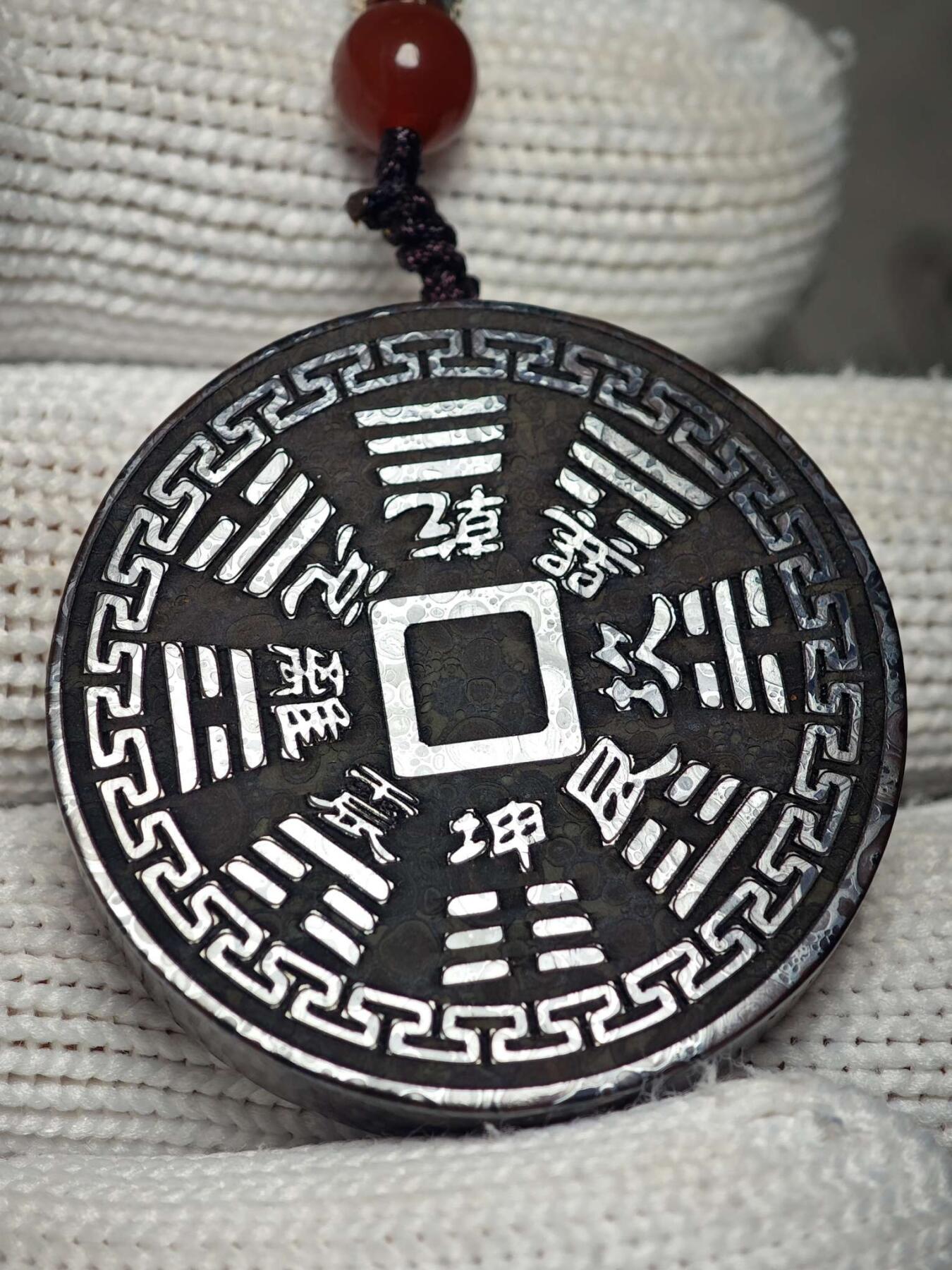 精品画面石金属网彩球粒山鬼花钱挂牌(28055)尺寸41*8mm重量42g