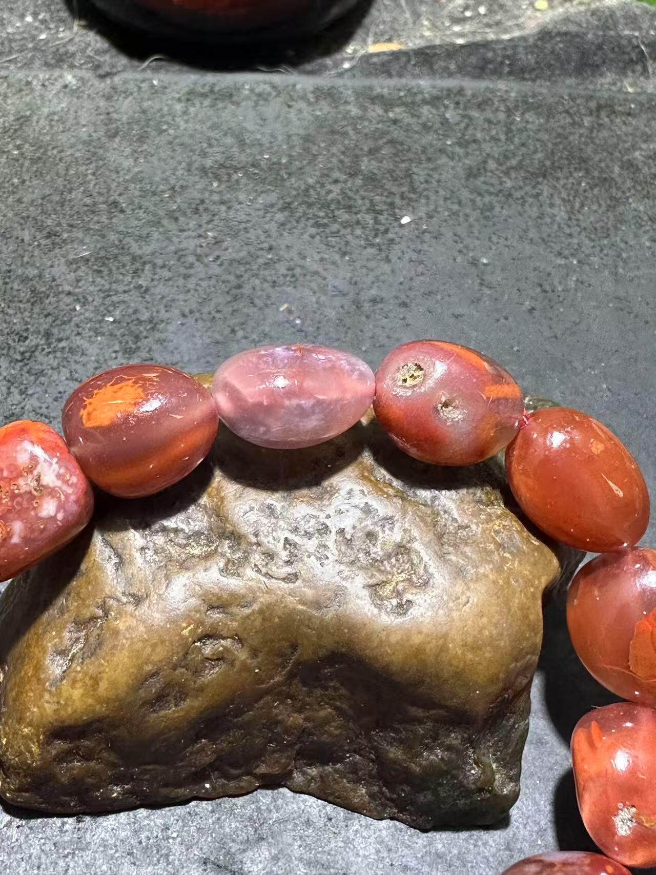 川料原皮冻料飘红火焰纹南红玛瑙随形单圈手串一条，