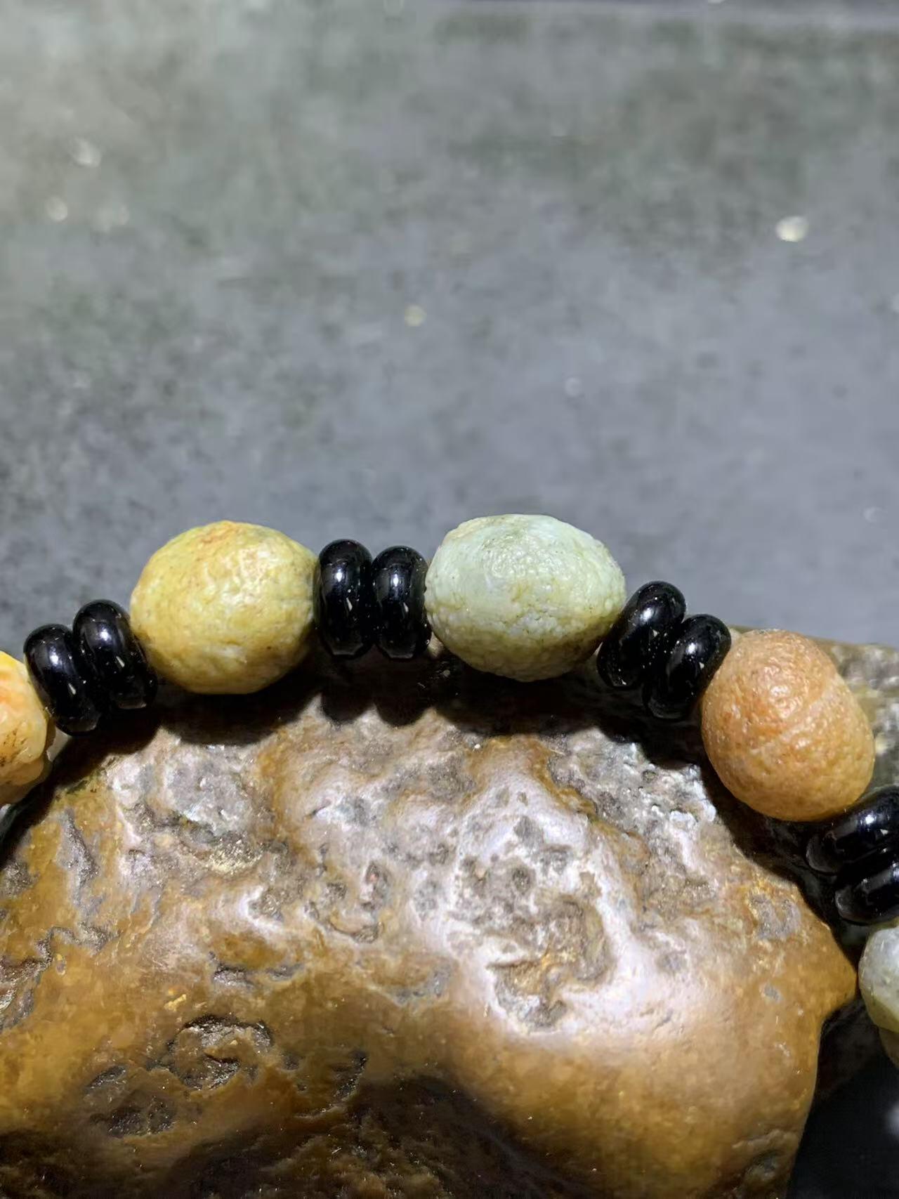 精美阿拉善麻皮玛瑙原石小手串一条。