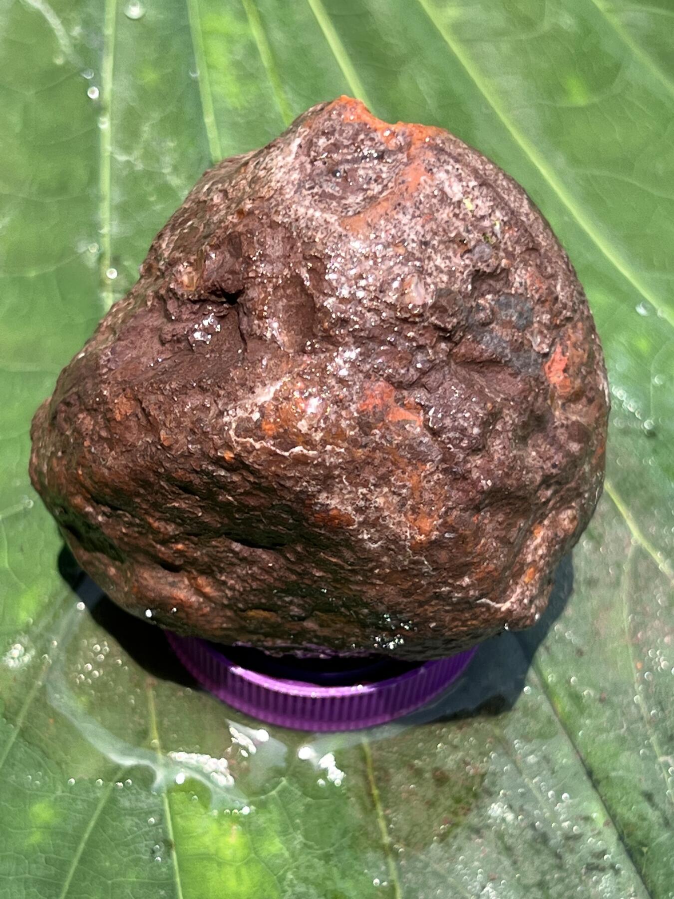 零元拍：南红玛瑙手把石，约220克哦，料形完整，如同晚霞烈日般的火烧云，非常漂亮，纯天然，独一无二的（天然原石不可避免有瑕疵，裂纹，介意勿拍）因为拍照环境以及光线的变化，颜色以实物为准。成品很美丽，原石亦魅力无穷。