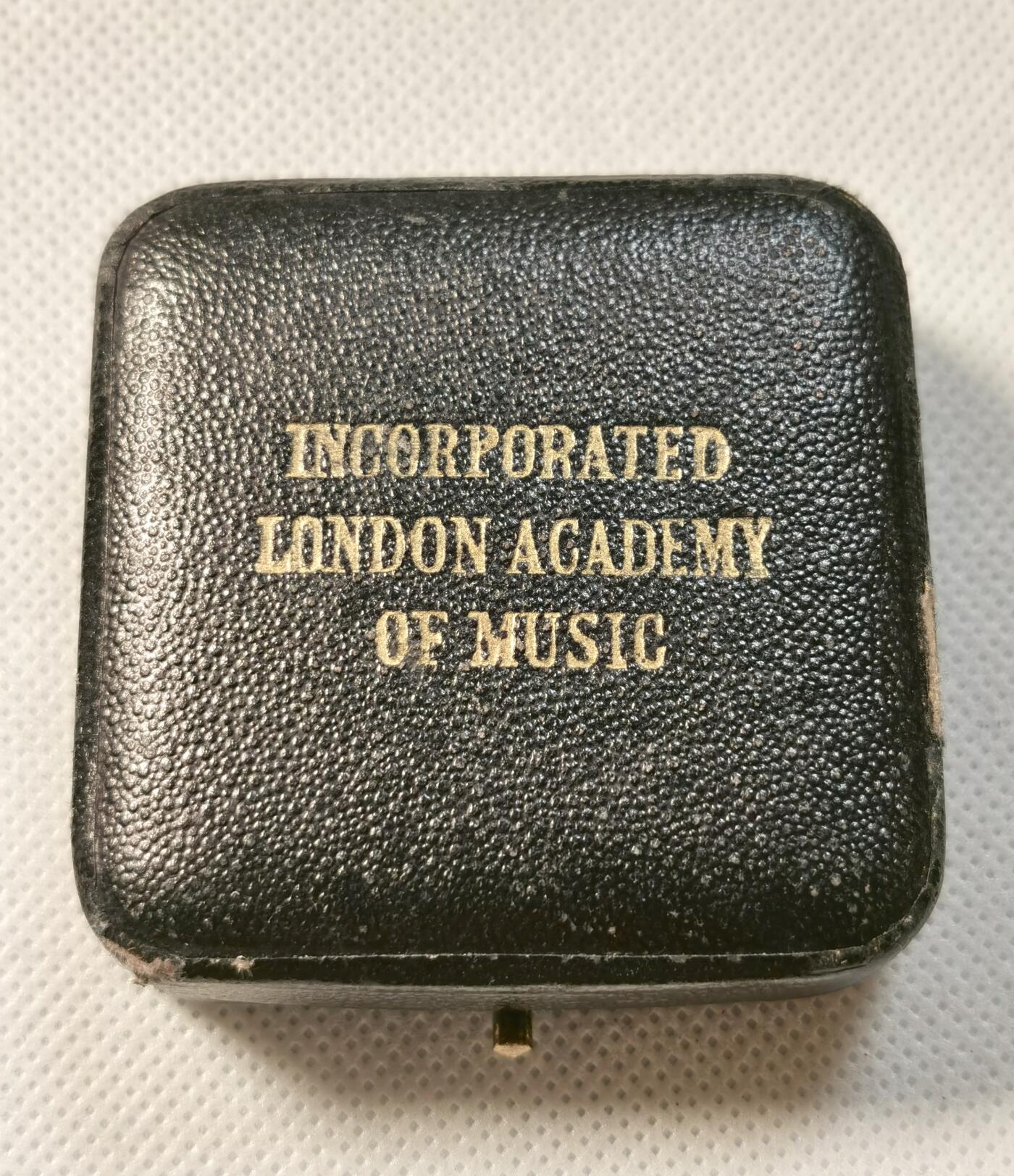 甄臻铺-世界币章拍卖（第28期），送拍享返佣金等优惠多多 The Incorporated London Academy of Music 1938年圣诞节演讲银奖章，正面是学院徽章图案，背面刻有CHRISTMAS 1938 ELOCUTION GLADYS I. ROBSON字样，品相如图，珐琅彩边缘完整，背面刻字清晰重13.6g，长27mm。带原盒