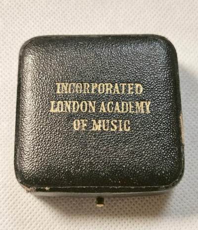 甄臻铺-世界币章拍卖（第28期），送拍享返佣金等优惠多多 - The Incorporated London Academy of Music 1938年圣诞节演讲银奖章，正面是学院徽章图案，背面刻有CHRISTMAS 1938 ELOCUTION GLADYS I. ROBSON字样，品相如图，珐琅彩边缘完整，背面刻字清晰重13.6g，长27mm。带原盒