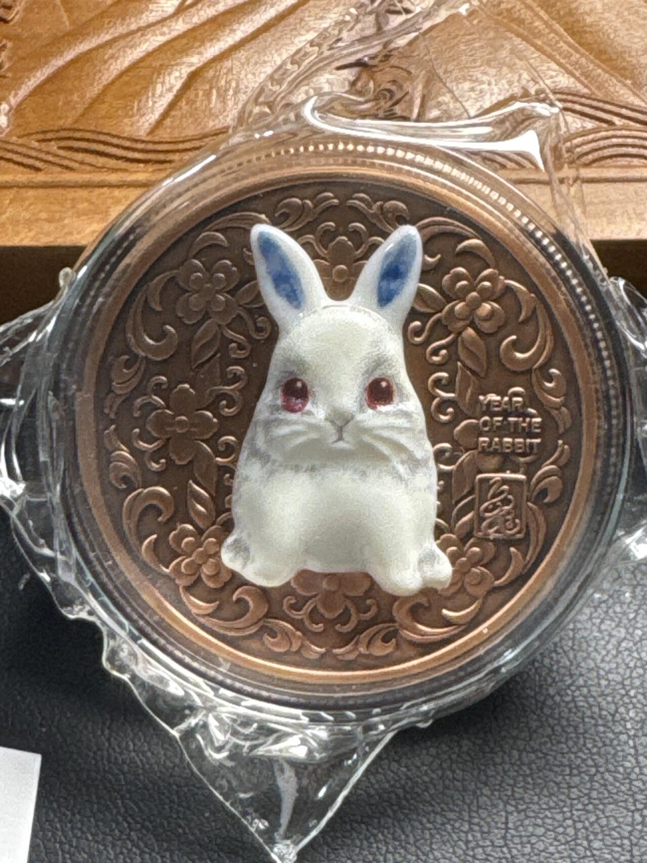 ❤️【币观天下】❤️ 第320期钱币拍卖- 2025.8.8周五晚上6点半场-长期征集拍品 原厂铁制礼盒包装带证书乍得2023年镶嵌瓷器小兔仿古高浮雕纪念铜币直径40毫米