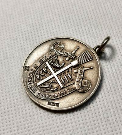甄臻铺-世界币章拍卖（第28期），送拍享返佣金等优惠多多 1959年英国Torquay国际美食节纪念银章，双面浮雕工艺，正面是盾形纹章，背面是烹饪工具图案，重15.6g，直径33mm