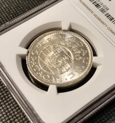 甄臻铺-世界币章拍卖（第28期），送拍享返佣金等优惠多多 NGC-MS64 1952年澳门首发伍圆，卷拆品相，两枚一组