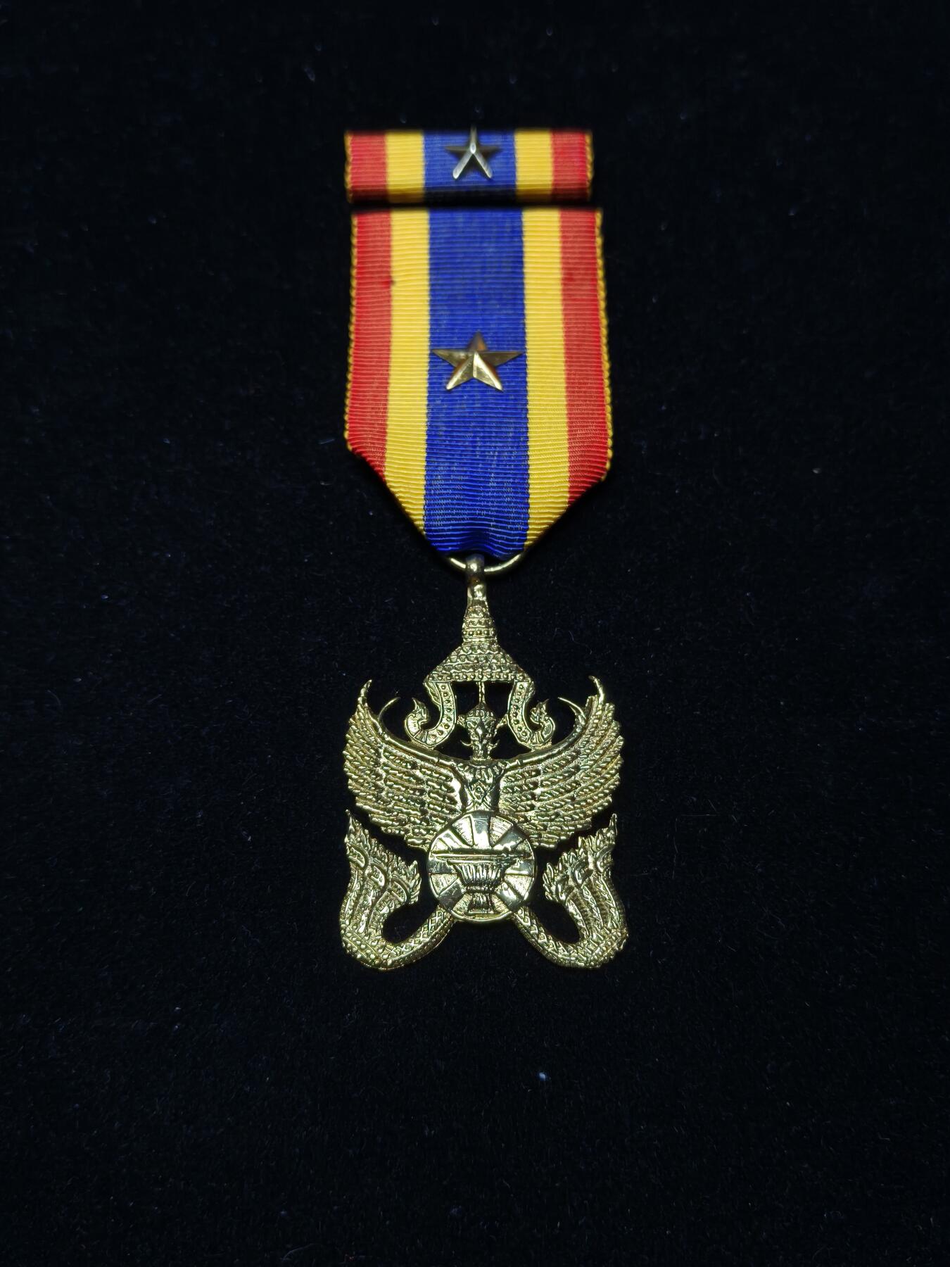 蜀地medal第10场精品专场拍卖 罕见 柬埔寨塞纳·贾亚塞德勋章  因出色的军事优点和巨大贡献而被授予。该奖项最早是纯黄金制作后改为铜镀金，并且由王室亲自授予。