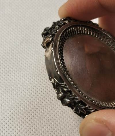 甄臻铺-世界币章拍卖（第28期），送拍享返佣金等优惠多多 1839年英国银章，四标全，出自知名银匠A.F之手，不算吊环长70mm宽54.5mm，厚7.5mm，重35.7g，底部有两片叶子脱落，影响不大