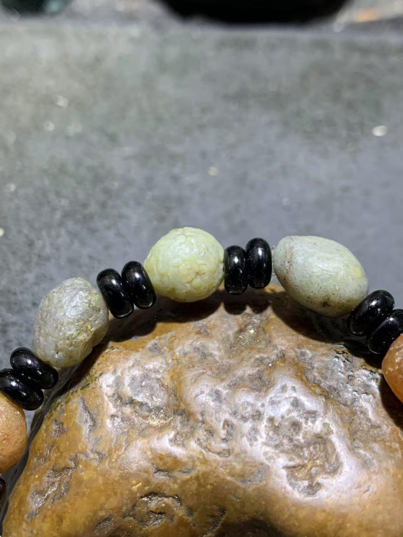 精美阿拉善麻皮玛瑙原石小手串一条。