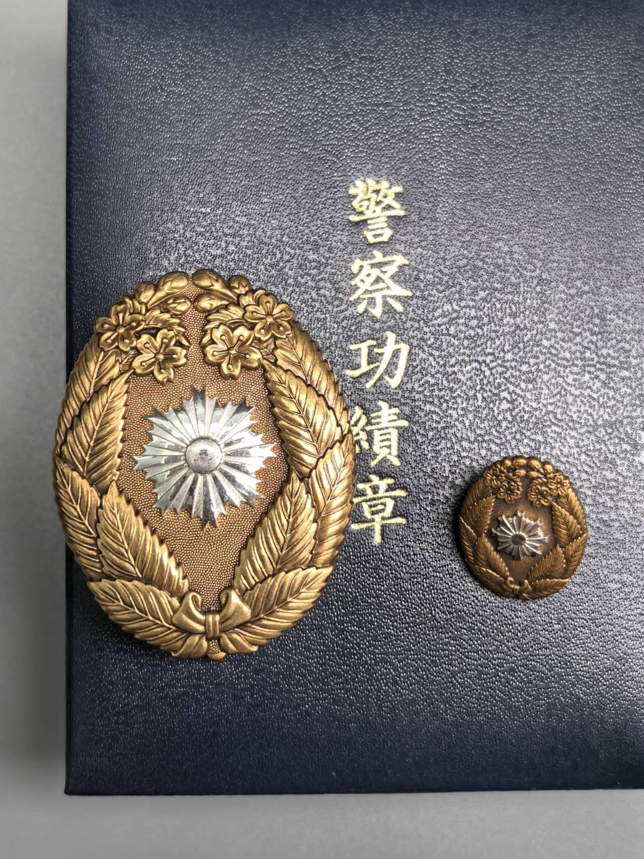 小驴勋章奖章收藏8月9日星期六晚18点拍卖（有偿代拍送拍规则在简介最后，店主微信码在最后一拍品，参拍须阅读规则后再参拍，关系到运费包装发货时效真假辨别等关键信息，送拍规则在介绍最后面） 日本警察功绩章带盒带mini章