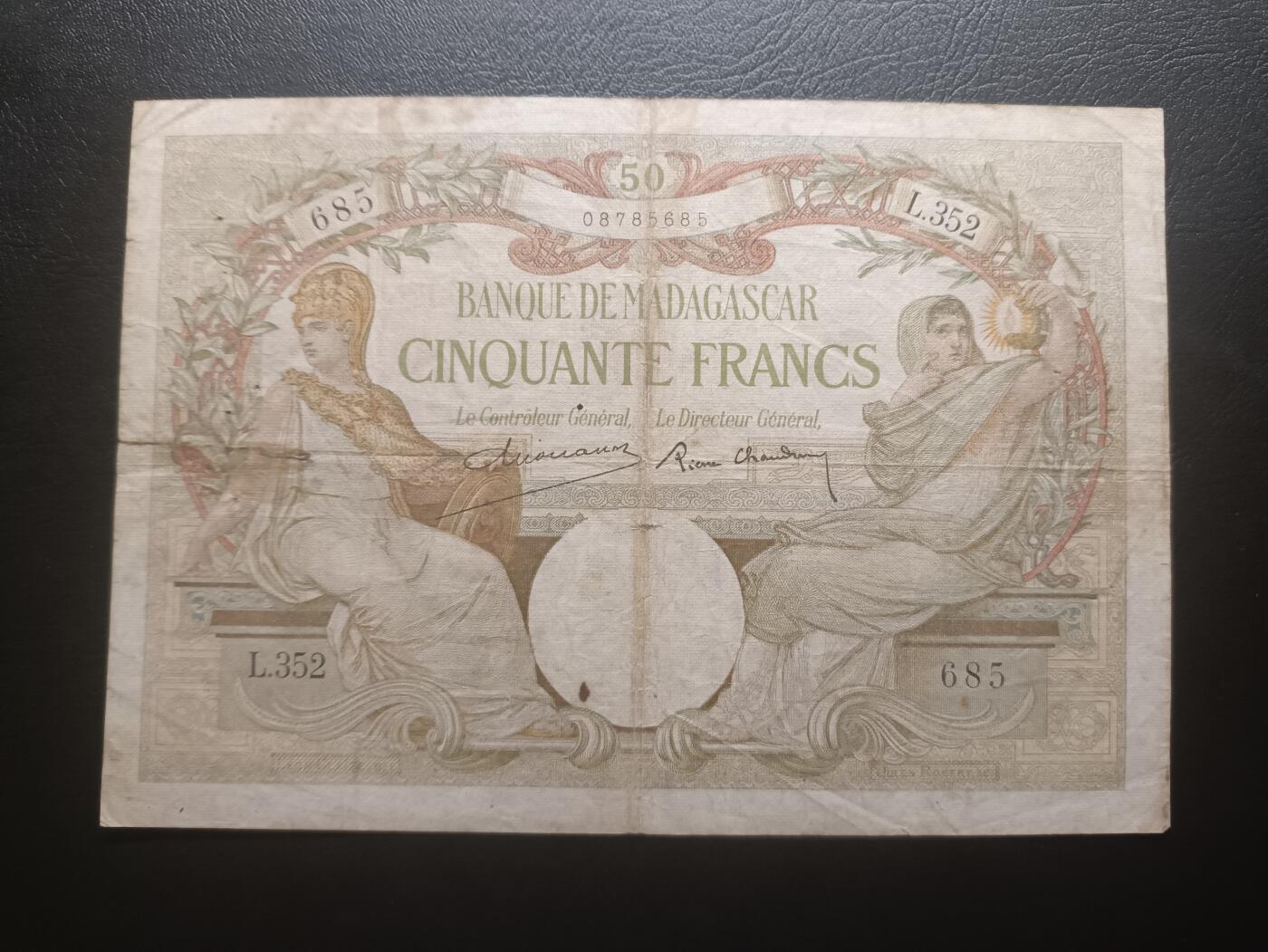 2025八月第二期（总187期） 法属马达加斯加1937版50法郎流通品相无47，代表法国和当地的女性人格化象征，以及婴儿在玛丽安娜女神面前嬉闹，少见品种