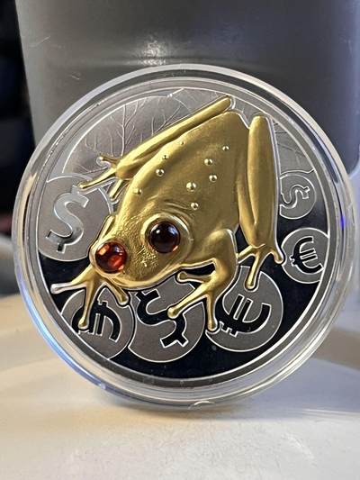 第170期拍卖【长期征集拍品】 - 纽埃2017年富贵金钱蛙镶嵌琥珀镀金银币，999银，发行999枚，有氧化点