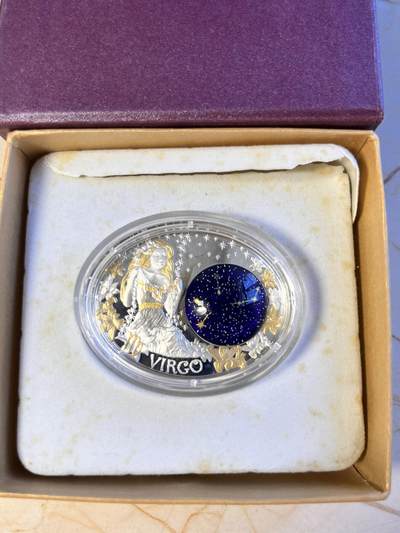 第170期拍卖【长期征集拍品】 - 马其顿2014年十二星座处女座镶蓝色钴玻璃银币带盒无证书，925银，21克，发行量7000枚