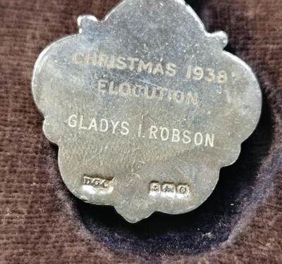 甄臻铺-世界币章拍卖（第28期），送拍享返佣金等优惠多多 The Incorporated London Academy of Music 1938年圣诞节演讲银奖章，正面是学院徽章图案，背面刻有CHRISTMAS 1938 ELOCUTION GLADYS I. ROBSON字样，品相如图，珐琅彩边缘完整，背面刻字清晰重13.6g，长27mm。带原盒