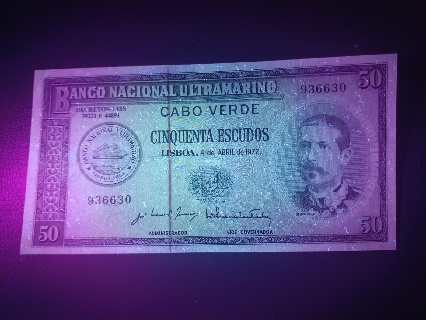 2025八月第二期（总187期） 葡属佛得角1972年50埃斯库多AUNC无47背面图案有磨损，品托总督和大西洋银行经典的女性目送船队出海图案，稀有殖民地品种