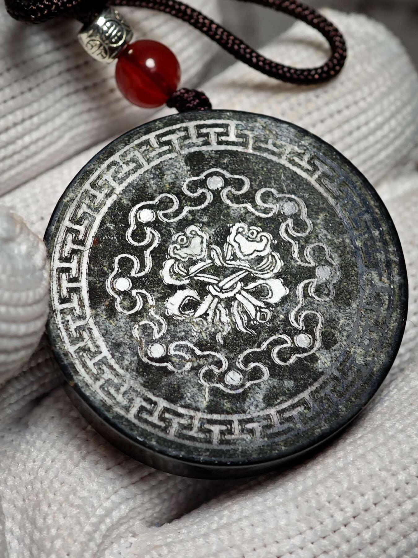 精品画面石中强磁墨玉招财进宝挂牌(21028)尺寸41*10mm重量37.4g