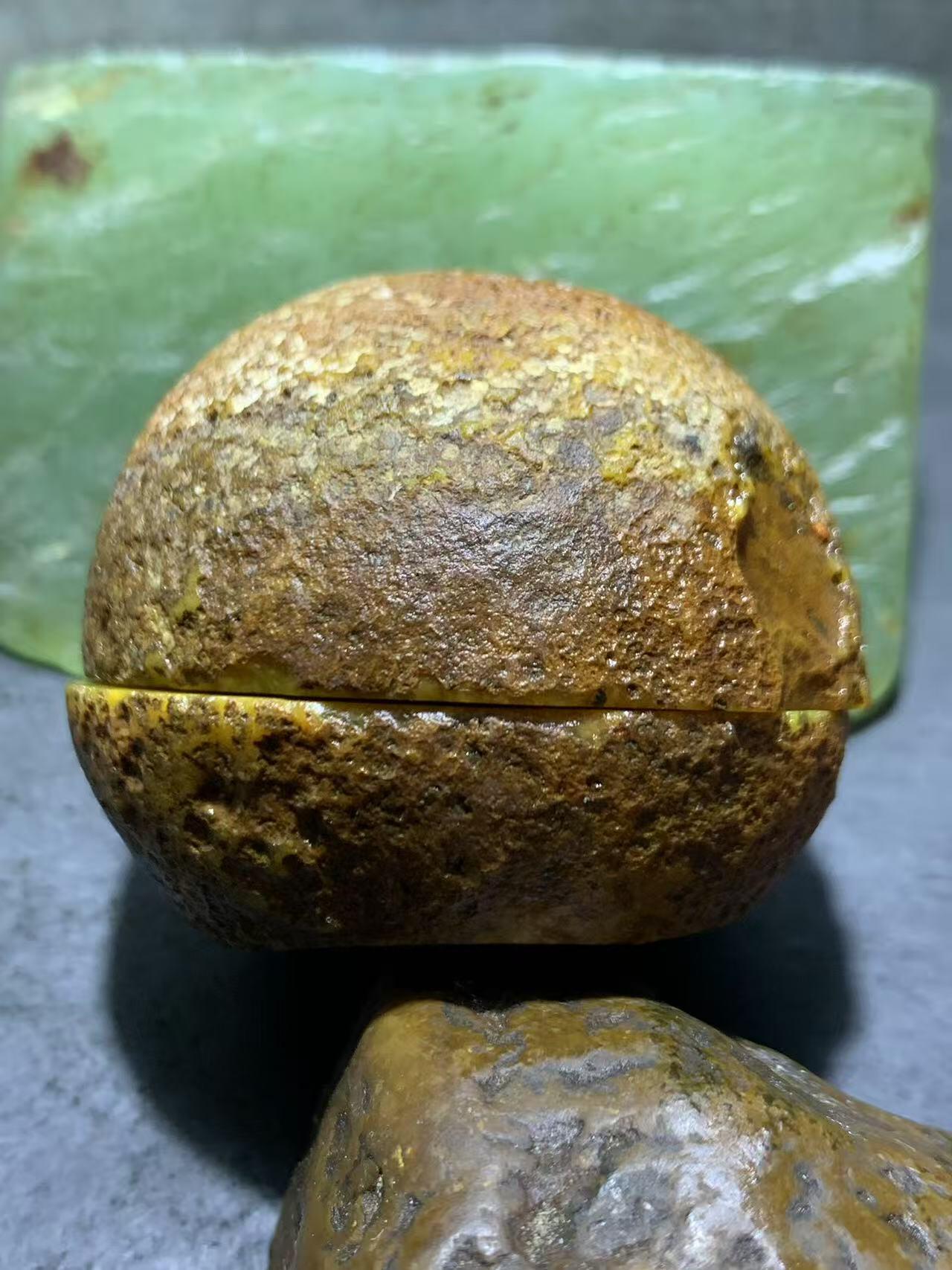 精美亚光原皮鸡油黄拉丝冰飘心战国红玛瑙对切原石摆件一对，