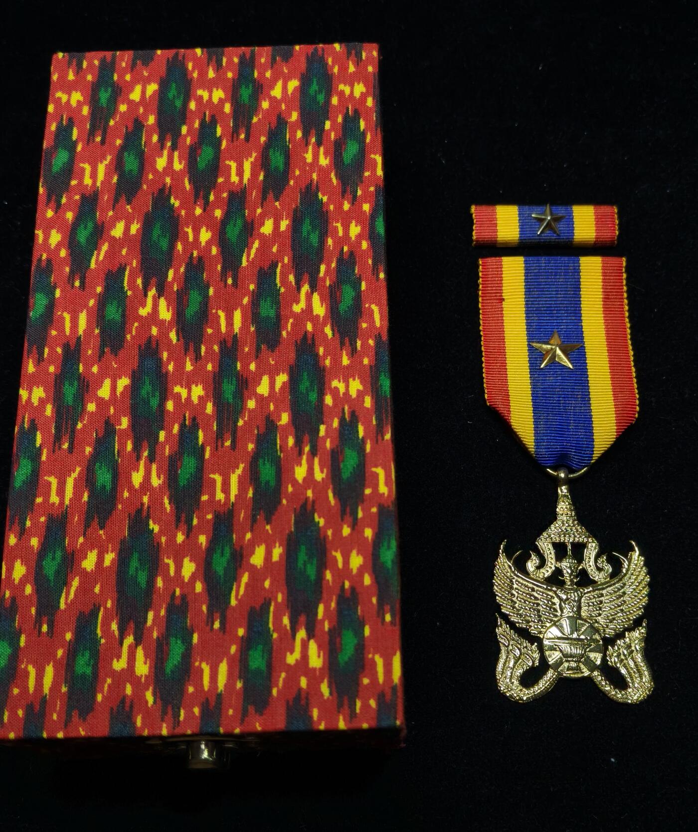 蜀地medal第10场精品专场拍卖 罕见 柬埔寨塞纳·贾亚塞德勋章  因出色的军事优点和巨大贡献而被授予。该奖项最早是纯黄金制作后改为铜镀金，并且由王室亲自授予。