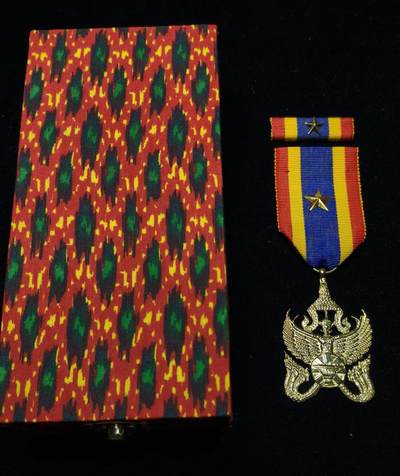 蜀地medal第10场精品专场拍卖 - 罕见 柬埔寨塞纳·贾亚塞德勋章  因出色的军事优点和巨大贡献而被授予。该奖项最早是纯黄金制作后改为铜镀金，并且由王室亲自授予。