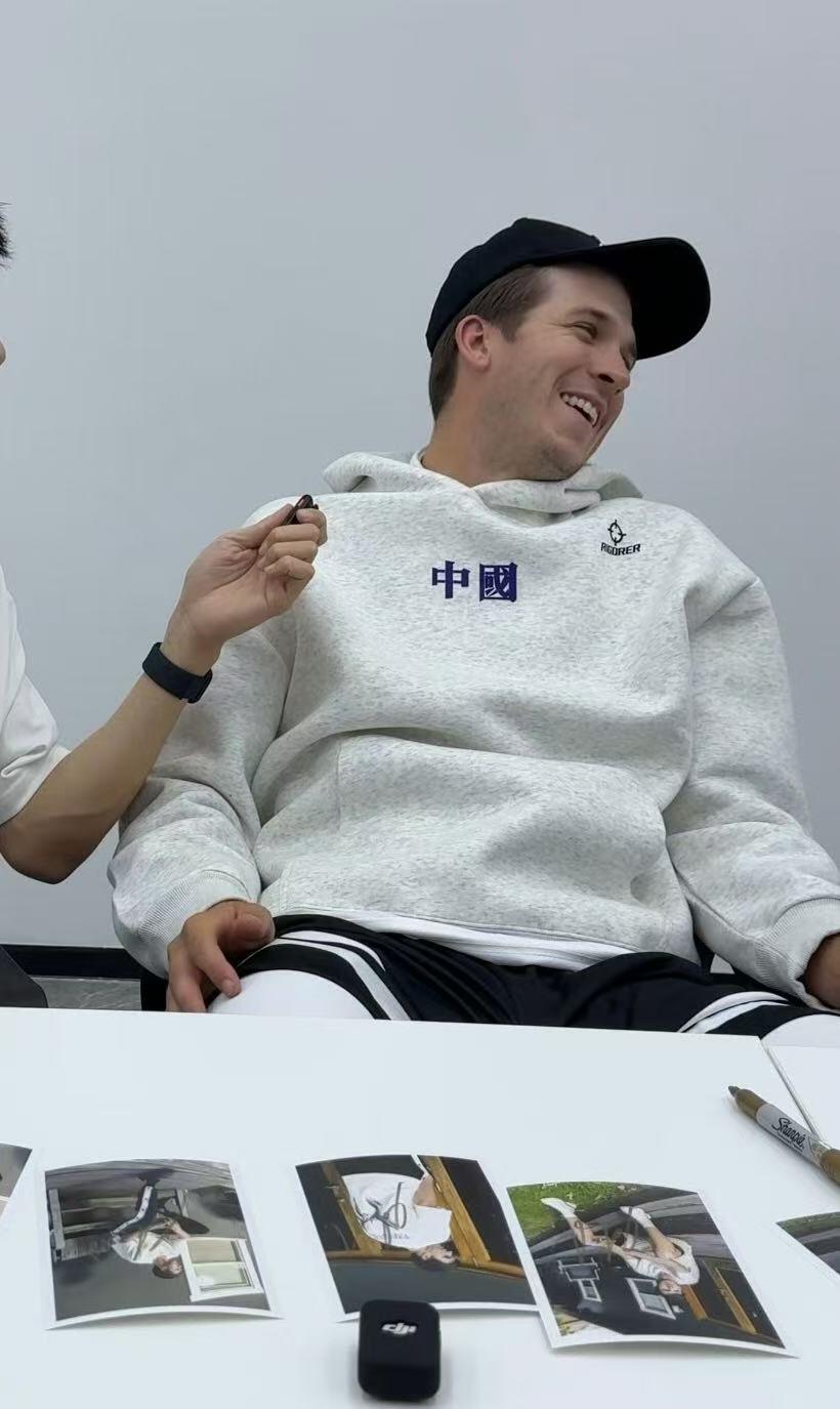 零元拍：奥斯汀·里弗斯（Austin Reaves）亲笔签名准者里弗斯一代AR1洛杉矶周末配色。2025年中国行8月2日至6日依次到访中国厦门、深圳和中国香港，举行了VIP球迷见面会和球迷嘉年华~  