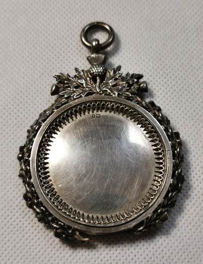 甄臻铺-世界币章拍卖（第28期），送拍享返佣金等优惠多多 1839年英国银章，四标全，出自知名银匠A.F之手，不算吊环长70mm宽54.5mm，厚7.5mm，重35.7g，底部有两片叶子脱落，影响不大