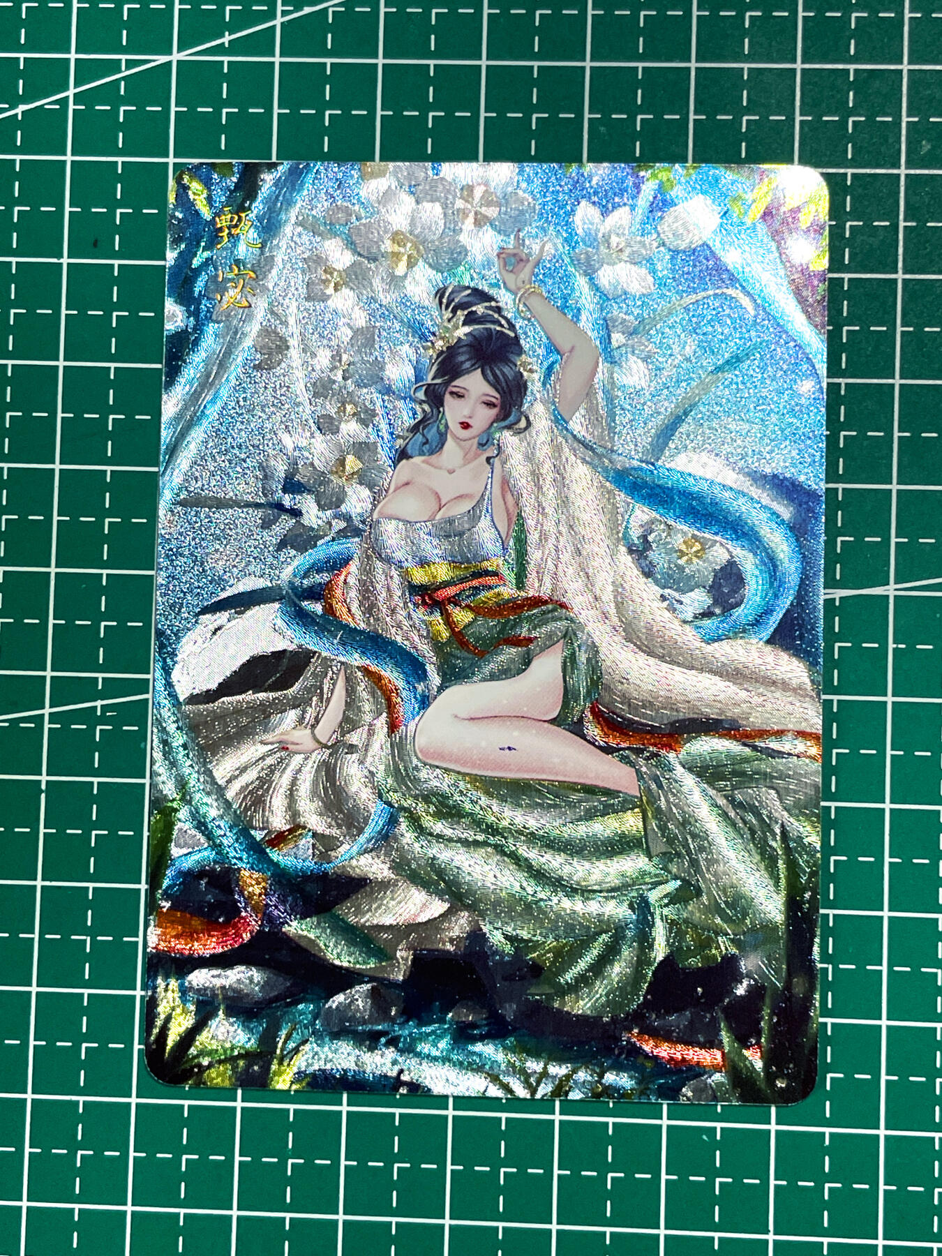 显眼宝26期 都有拍摄近景图可以细看 燎原卡牌 焱卡文化 十二花神 甄宓 腿上有印上烫金 介意慎拍  粗闪工艺   63*88