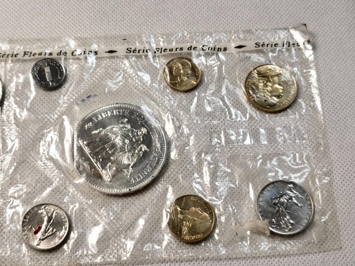 甄臻铺-世界币章拍卖（第28期），送拍享返佣金等优惠多多