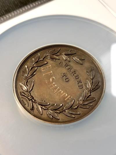 甄臻铺-世界币章拍卖（第28期），送拍享返佣金等优惠多多 NGC-MS64 BN 英国The Model Engineer模型工程师协会颁发的获奖铜章，直径51毫米。正面是两位女性雕像和工业机械图案，背面刻有