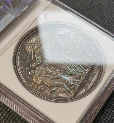 甄臻铺-世界币章拍卖（第28期），送拍享返佣金等优惠多多 NGC-MS64 1919年梵蒂冈本笃十五世纪念银章，Bartolotti手册编号E-919。正面是教皇本笃十五世侧面肖像，背面是耶稣施救一战伤员场景，刻工精美。直径44毫米，重约37克，品相完好，表面带银光，NGC唯一记录。