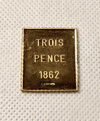 甄臻铺-世界币章拍卖（第28期），送拍享返佣金等优惠多多 1862年英国三便士银质邮票，金色电镀工艺，维多利亚女王头像，重5.9g，长25mm，宽22mm