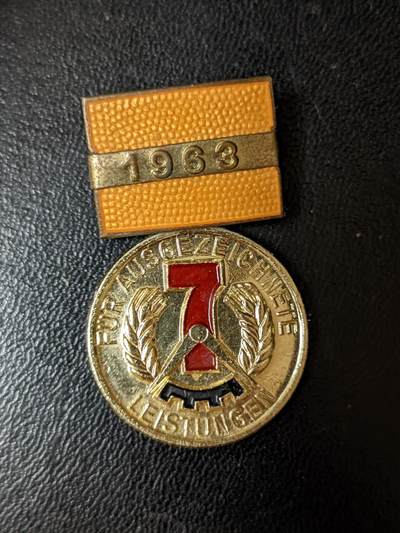 荷兰第124期勋赏拍卖 - 民主德国1963 7年社会主义建设计划功勋活动家奖章
